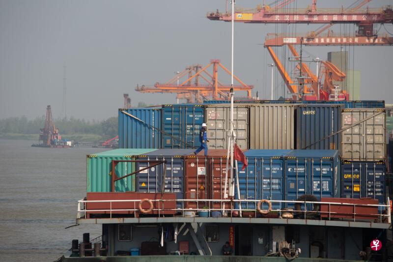 中国海关总署新闻发言人李魁文今天表示,全球冠病疫情还在加快蔓延,严重冲击世界经济发展,也将影响中国今年外贸发展。图为武汉港口。(法新社) 中国海关总署新闻发言人李魁文今天表示,全球冠病疫情还在加快蔓延,严重冲击世界经济发展,也将影响中国今年外贸发展。图为武汉港口。(法新社)