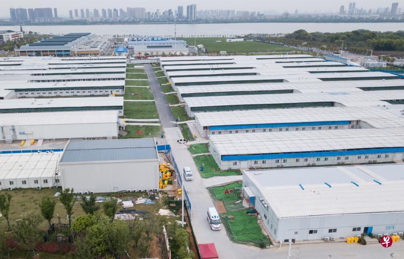 载送最后一批患者的救护车昨天开出武汉雷神山医院,宣告该院患者清零。(新华社) 载送最后一批患者的救护车昨天开出武汉雷神山医院,宣告该院患者清零。(新华社)