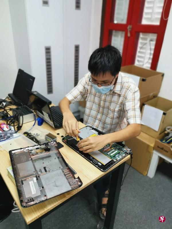 志工为收集到的旧电脑进行系统翻新后,再捐赠给弱势家庭。(受访者提供) 志工为收集到的旧电脑进行系统翻新后,再捐赠给弱势家庭。(受访者提供)