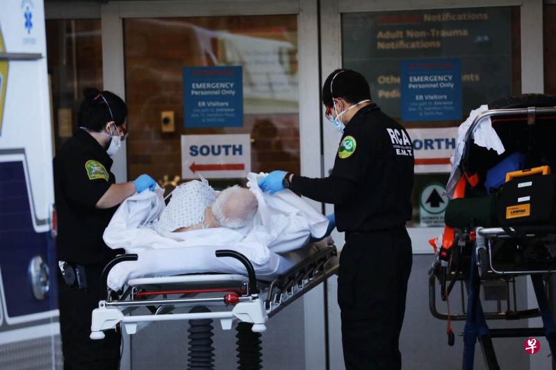 在纽约市布鲁克林区,又一个病人被送入当地的冠病收治中心。(法新社) 在纽约市布鲁克林区,又一个病人被送入当地的冠病收治中心。(法新社)