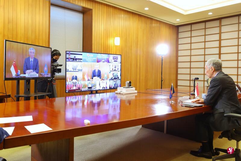 4月14日,李显龙总理(右)通过视讯参加由越南主持的亚细安领导人冠病特别峰会。(通讯及新闻部提供) 4月14日,李显龙总理(右)通过视讯参加由越南主持的亚细安领导人冠病特别峰会。(通讯及新闻部提供)