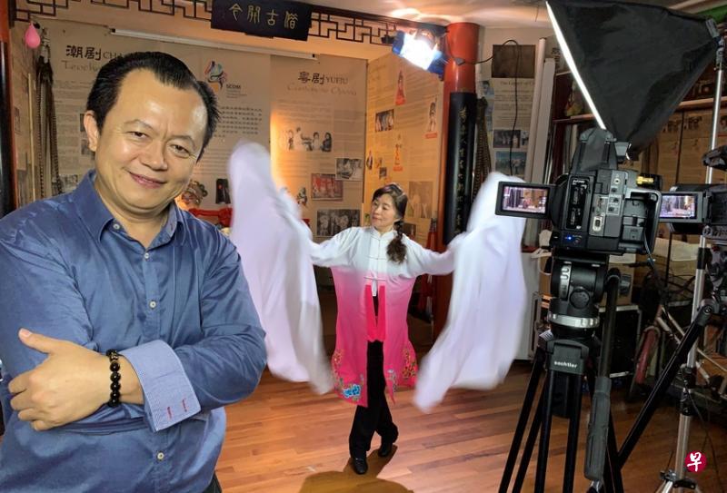 卞会宾(左)与华族戏曲协会艺术总监黄萍(右)录制网上数码课程“戏曲身段”。(作者提供) 卞会宾(左)与华族戏曲协会艺术总监黄萍(右)录制网上数码课程“戏曲身段”。(作者提供)