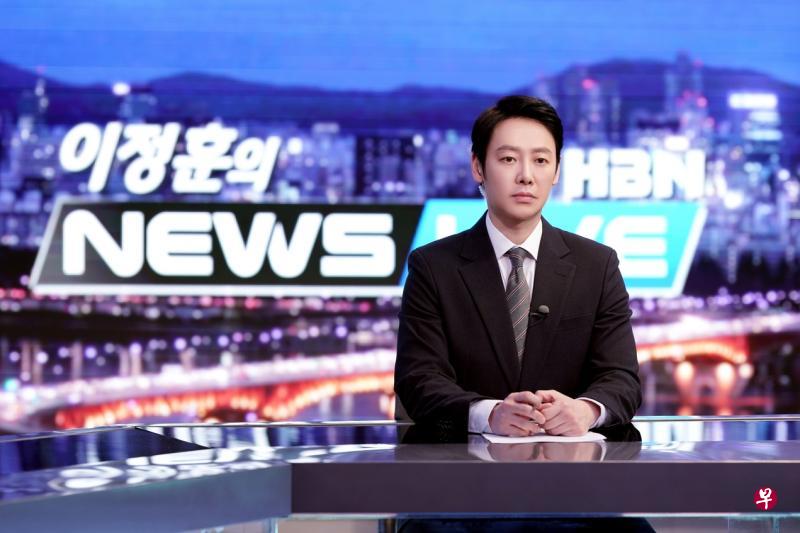 ↑金东旭在新剧演出主播,也是一名“过剩记忆症候群”患者。(Oh!K频道提供) ↑金东旭在新剧演出主播,也是一名“过剩记忆症候群”患者。(Oh!K频道提供)