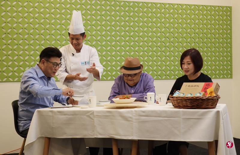 本地导演梁志强(左起)、 莆田餐馆营运副总监李文柏、美食家林益民和96.3好FM DJ安娜在《Lim Teh来讲古》第一集中,畅谈福建菜肴的特点。(陈渊庄摄) 本地导演梁志强(左起)、 莆田餐馆营运副总监李文柏、美食家林益民和96.3好FM DJ安娜在《Lim Teh来讲古》第一集中,畅谈福建菜肴的特点。(陈渊庄摄)