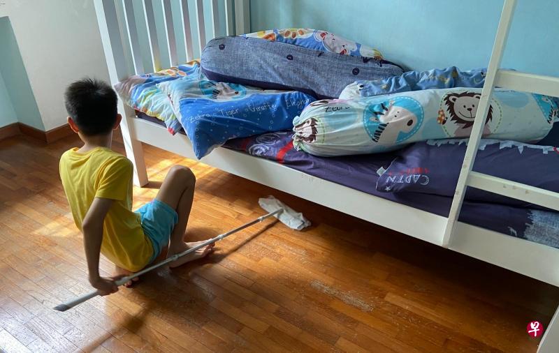 孙美兰让有自闭症的儿子孙杰怿(图中男生)帮忙做家务,儿子打发时间的同时,也学习生活技能。(受访者提供) 孙美兰让有自闭症的儿子孙杰怿(图中男生)帮忙做家务,儿子打发时间的同时,也学习生活技能。(受访者提供)