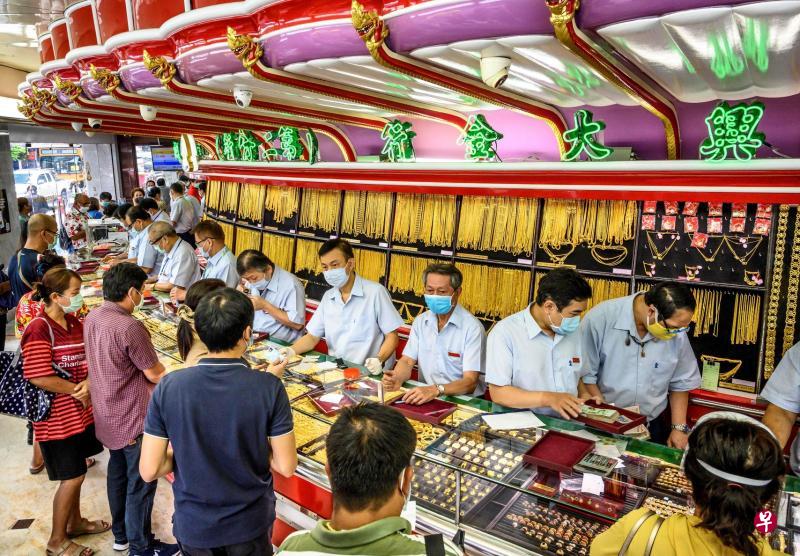 许多生活深受冠病疫情打击的泰国人在曼谷唐人街的金店变卖黄金首饰套现,以应付生活所需。(法新社) 许多生活深受冠病疫情打击的泰国人在曼谷唐人街的金店变卖黄金首饰套现,以应付生活所需。(法新社)