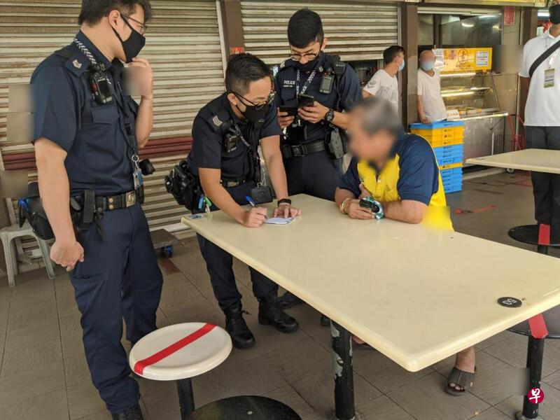 男子向执法人员挥拳,惊动警方到场调查。(环境局提供) 男子向执法人员挥拳,惊动警方到场调查。(环境局提供)