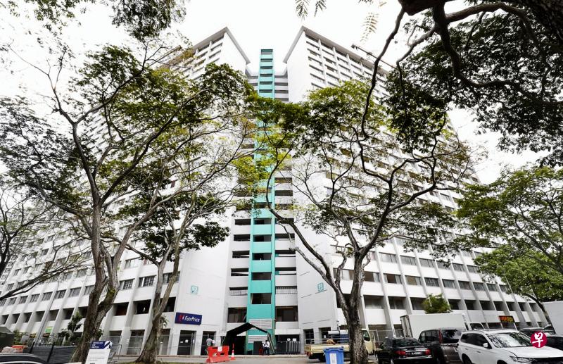 裕廊一带永光路的第63至66座组屋将被用作客工临时住宿。(陈来福摄) 裕廊一带永光路的第63至66座组屋将被用作客工临时住宿。(陈来福摄)