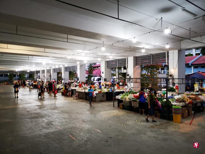 部分摊贩分散到附近停车场的多功能厅营业后,空间更大可确保安全距离。(蔡厝港第二分区居民委员会提供) 部分摊贩分散到附近停车场的多功能厅营业后,空间更大可确保安全距离。(蔡厝港第二分区居民委员会提供)