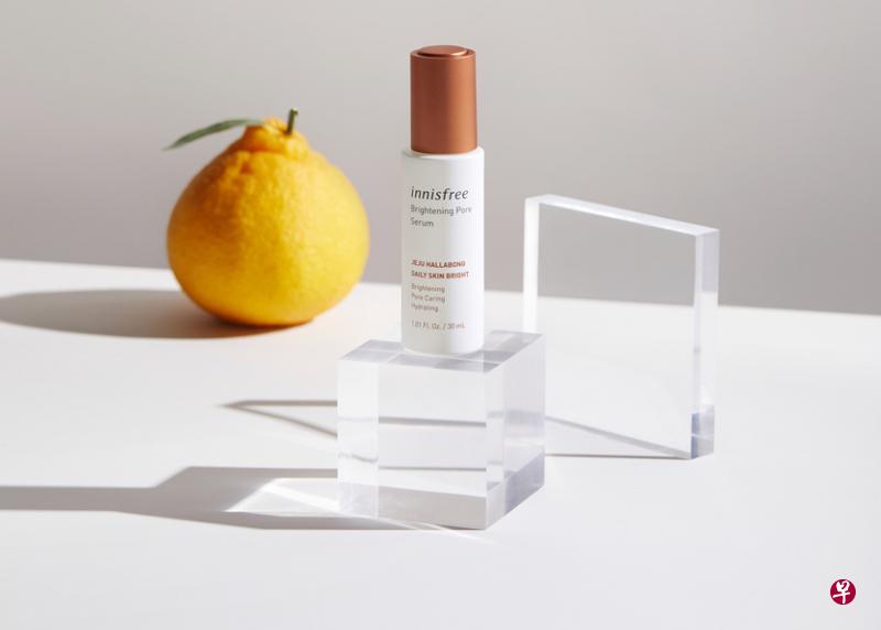 带有橘香的innisfree Brightening Pore Serum。(品牌提供) 带有橘香的innisfree Brightening Pore Serum。(品牌提供)
