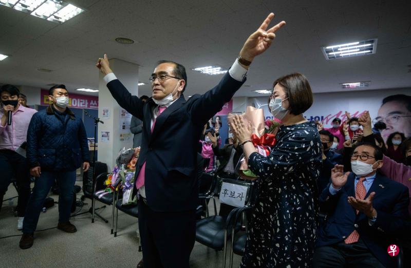 “脱北者”太救民当选首尔江南区国会议员后,比出胜利的手势。(法新社) “脱北者”太救民当选首尔江南区国会议员后,比出胜利的手势。(法新社)
