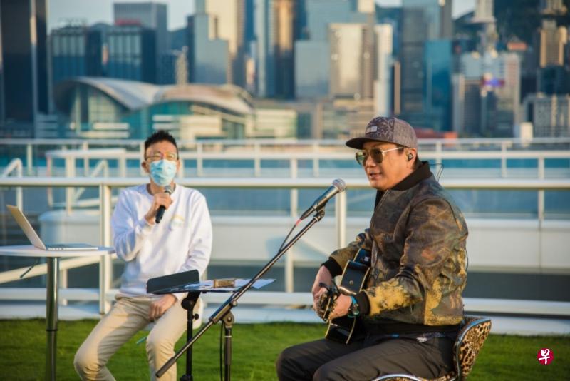 许冠杰(右)线上演唱会总计有644万观看人数。(互联网) 许冠杰(右)线上演唱会总计有644万观看人数。(互联网)