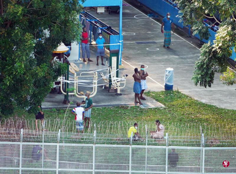 客工宿舍有一定的规格,其本意就是要为客工提供良好的住宿条件,这样的设施在世界其他地方是罕见的。但这次的疫情也暴露了宿舍经营管理的一些不足之处,这是必须改善或整顿的。(何家俊摄) 客工宿舍有一定的规格,其本意就是要为客工提供良好的住宿条件,这样的设施在世界其他地方是罕见的。但这次的疫情也暴露了宿舍经营管理的一些不足之处,这是必须改善或整顿的。(何家俊摄)