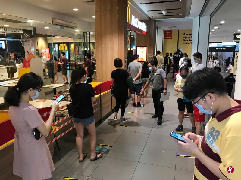 位于中峇鲁地铁站的麦当劳快餐店昨天可见人龙。自病毒阻断措施生效后,食客本来只能打包回家,如今麦当劳为了减少类似人群聚集,从今天起连外带服务也暂停。(林明顺摄) 位于中峇鲁地铁站的麦当劳快餐店昨天可见人龙。自病毒阻断措施生效后,食客本来只能打包回家,如今麦当劳为了减少类似人群聚集,从今天起连外带服务也暂停。(林明顺摄)