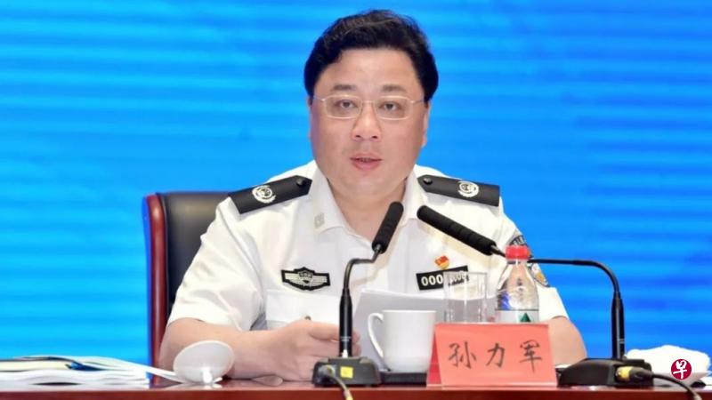 51岁的孙力军原是中国公安部最年轻的副部长,如今因“长期以来无视党的政治纪律和政治规矩,不守纪律、不讲规矩、不知敬畏、肆意妄为”落马。(互联网) 51岁的孙力军原是中国公安部最年轻的副部长,如今因“长期以来无视党的政治纪律和政治规矩,不守纪律、不讲规矩、不知敬畏、肆意妄为”落马。(互联网)