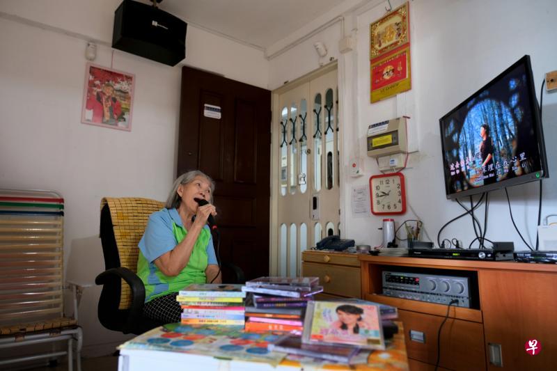 虽然张洁梅最近尽量待在家,听从政府建议与他人保持安全距离,但她也不忘在家听喜欢的音乐娱乐自己,且收看新闻关注疫情发展,每天过着充实的生活。(龙国雄摄) 虽然张洁梅最近尽量待在家,听从政府建议与他人保持安全距离,但她也不忘在家听喜欢的音乐娱乐自己,且收看新闻关注疫情发展,每天过着充实的生活。(龙国雄摄)