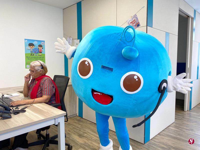 冠病期间,更多学童拨打新加坡儿童会的“叮铃朋友” 儿童热线,也有利用网络交谈站,倾吐心声。图为义工莎拉莎在冠病暴发前,在办公室利用网络交谈站聆听孩子的心声。(新加坡儿童会提供) 冠病期间,更多学童拨打新加坡儿童会的“叮铃朋友” 儿童热线,也有利用网络交谈站,倾吐心声。图为义工莎拉莎在冠病暴发前,在办公室利用网络交谈站聆听孩子的心声。(新加坡儿童会提供)