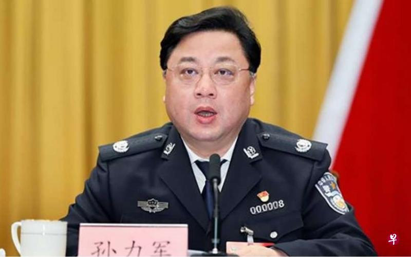 51岁的孙力军原是中国公安部最年轻的副部长,如今因“长期以来无视党的政治纪律和政治规矩,不守纪律、不讲规矩、不知敬畏、肆意妄为”落马。(互联网) 51岁的孙力军原是中国公安部最年轻的副部长,如今因“长期以来无视党的政治纪律和政治规矩,不守纪律、不讲规矩、不知敬畏、肆意妄为”落马。(互联网)