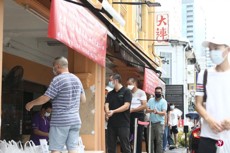 阻断措施期间，饮食摊老板体恤大家抗疫辛苦，每周免费送出1000盒杂菜饭。（ 陈渊庄摄） 