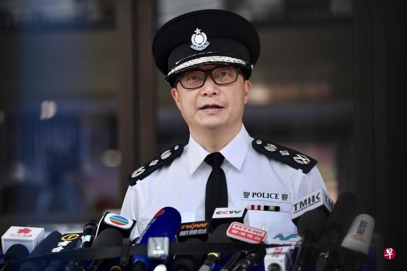 香港警务处处长邓炳强接到装有土质炸弹的信件。(档案照) 香港警务处处长邓炳强接到装有土质炸弹的信件。(档案照)