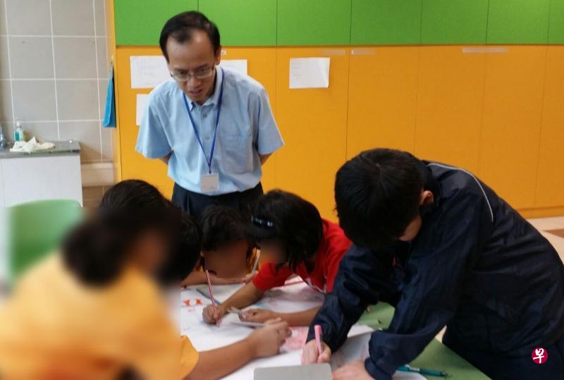 RSVP义工岑业唐曾到小学从事志愿工作,图为他当时为低收入家庭孩子安排课后活动的情景,如今他在病毒阻断措施期间将通过线上方式当学生的友伴。(RSVP 提供) RSVP义工岑业唐曾到小学从事志愿工作,图为他当时为低收入家庭孩子安排课后活动的情景,如今他在病毒阻断措施期间将通过线上方式当学生的友伴。(RSVP 提供)
