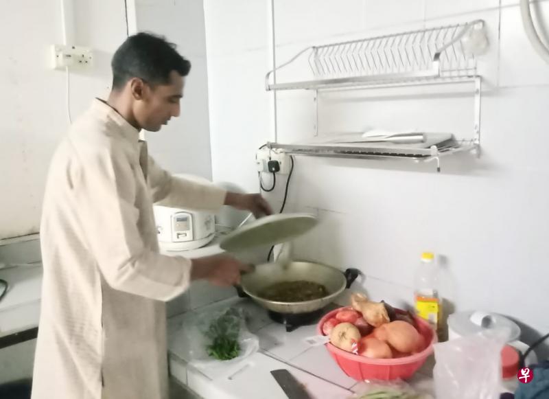 ANR Construction & Engineering给员工200元的伙食费,让他们购买两周的食材,在公司安排的私人住宅自备伙食。(受访者提供) ANR Construction & Engineering给员工200元的伙食费,让他们购买两周的食材,在公司安排的私人住宅自备伙食。(受访者提供)