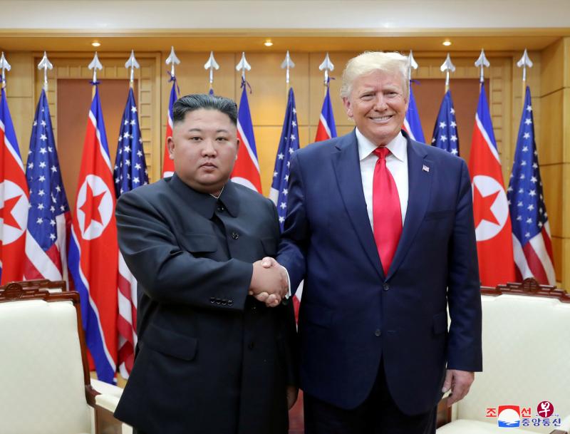 美国总统特朗普（右）在周二的白宫简报会上回答有关金正恩的问题时说：“我们不知道有关金正恩（左）健康恶化的报道是否属实。”（路透社） 