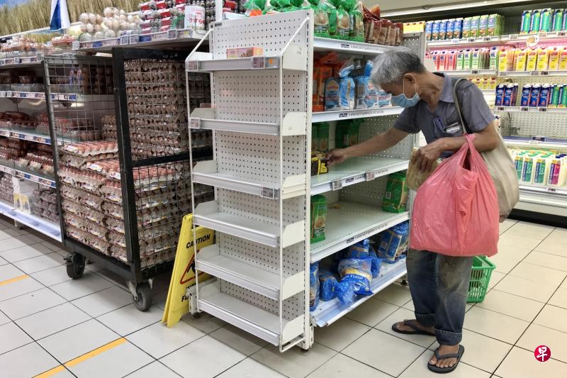 职总平价超市从明天起推出流动超市“FairPrice on Wheels”,把超市带到住宅区,方便年长者和残障者等弱势群体购买必需品。(档案照) 职总平价超市从明天起推出流动超市“FairPrice on Wheels”,把超市带到住宅区,方便年长者和残障者等弱势群体购买必需品。(档案照)