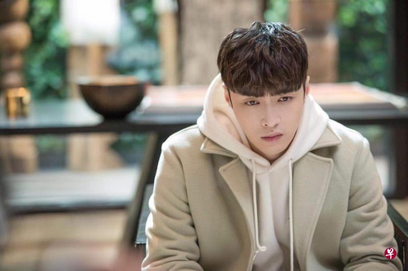 《黄金瞳》2018年曾改编成电视剧,由张艺兴主演。明年将推出互动院线电影版。 《黄金瞳》2018年曾改编成电视剧,由张艺兴主演。明年将推出互动院线电影版。