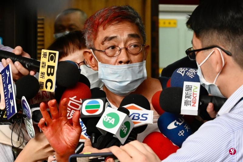 林荣基昨天被泼漆后,到台北警察局中山分局报案,之后接受媒体采访。(法新社) 林荣基昨天被泼漆后,到台北警察局中山分局报案,之后接受媒体采访。(法新社)