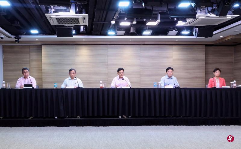 副总理兼财政部长王瑞杰(中)是抗疫跨部门工作小组的顾问,他昨天首次参与抗疫跨部门工作小组的记者会,宣布如何帮助企业应对延长后的病毒阻断措施。卫生部长颜金勇(左二)、国家发展部长黄循财(右二)、人力部长杨莉明(右一)和卫生部医药服务总监麦锡威副教授(左一)也出席了记者会。(通讯及新闻部提供) 副总理兼财政部长王瑞杰(中)是抗疫跨部门工作小组的顾问,他昨天首次参与抗疫跨部门工作小组的记者会,宣布如何帮助企业应对延长后的病毒阻断措施。卫生部长颜金勇(左二)、国家发展部长黄循财(右二)、人力部长杨莉明(右一)和卫生部医药服务总监麦锡威副教授(左一)也出席了记者会。(通讯及新闻部提供)