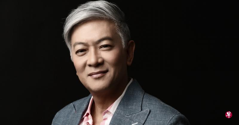 李迪文将在星期六晚上7时55分,带领全国民众高唱他创作的爱国歌曲“Home”。(Dick Lee Asia提供) 李迪文将在星期六晚上7时55分,带领全国民众高唱他创作的爱国歌曲“Home”。(Dick Lee Asia提供)