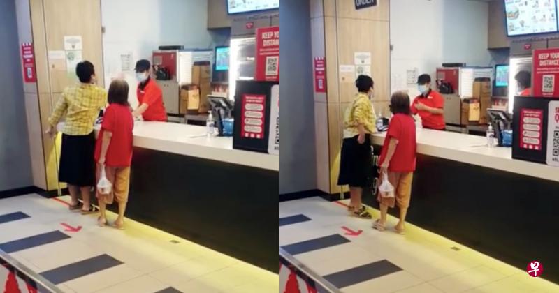 火爆妇(身穿黄衣者)骂完肯德基分店的女经理后,还朝对方吐口水。(面簿视频截图) 火爆妇(身穿黄衣者)骂完肯德基分店的女经理后,还朝对方吐口水。(面簿视频截图)