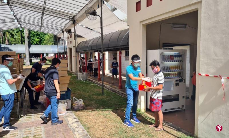 著名糕饼店Bengawan Solo昨起暂停营业,但为了不浪费早已准备好的食材,公司继续烘焙,并把所有糕饼捐给不同慈善团体和组织,也通过珠烈街计划和住在宿舍的客工分享这些食品。(珠烈街计划提供) 著名糕饼店Bengawan Solo昨起暂停营业,但为了不浪费早已准备好的食材,公司继续烘焙,并把所有糕饼捐给不同慈善团体和组织,也通过珠烈街计划和住在宿舍的客工分享这些食品。(珠烈街计划提供)