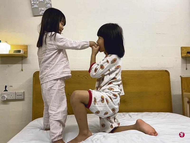 两兄妹上演王子公主戏码。 两兄妹上演王子公主戏码。