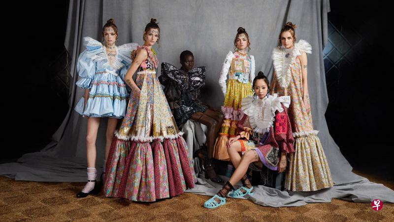 本地名模杨凯君(前坐者)为Viktor & Rolf SS20春季高定系列走秀,传递环保理念。(受访者提供) 本地名模杨凯君(前坐者)为Viktor & Rolf SS20春季高定系列走秀,传递环保理念。(受访者提供)