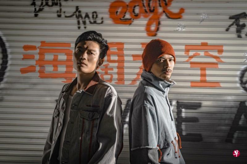 黄明志(右)和中国歌手富九合唱歌曲向Beyond致敬。(互联网) 黄明志(右)和中国歌手富九合唱歌曲向Beyond致敬。(互联网)