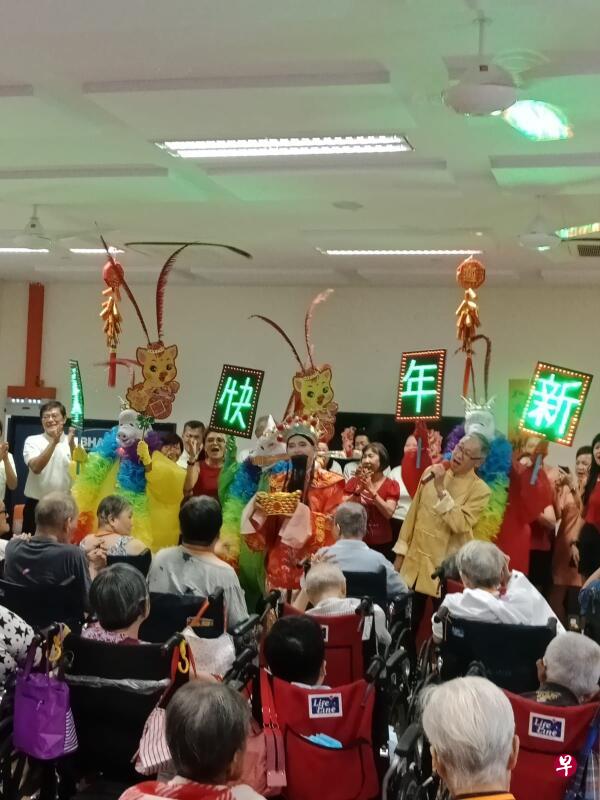 义工团每个农历新年，都会为护理中心的年长者举办歌舞余兴节目，今年因疫情影响而取消。（受访者提供） 
