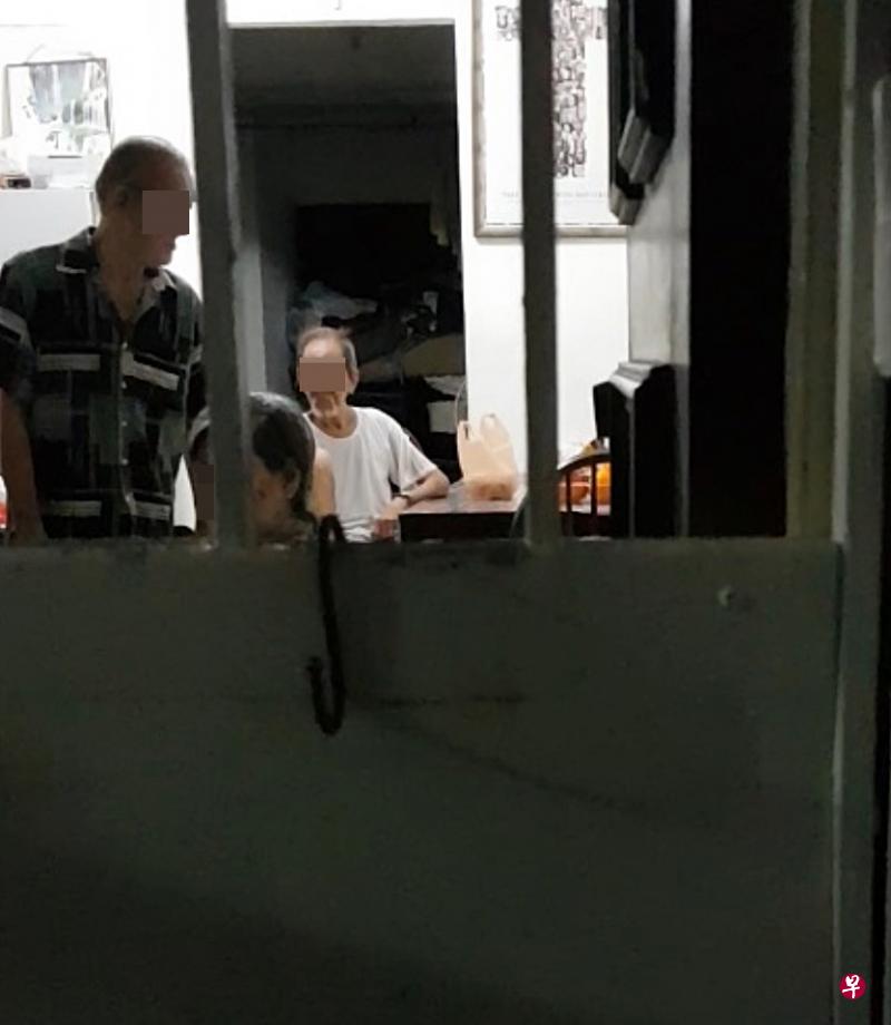 加龙古尼被指忽视阻断措施,把住家当“旧货贸易中心”,常有同行进出“做买卖”。 加龙古尼被指忽视阻断措施,把住家当“旧货贸易中心”,常有同行进出“做买卖”。