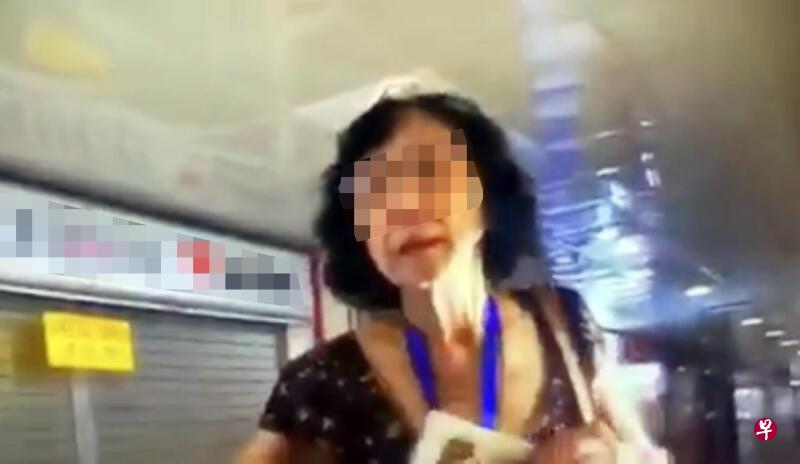 4月12日,一名60来岁的阿嫂不满执法人员劝戴口罩,声称自己有哮喘,并大喊:“我死是我的事!”(视频截图) 4月12日,一名60来岁的阿嫂不满执法人员劝戴口罩,声称自己有哮喘,并大喊:“我死是我的事!”(视频截图)