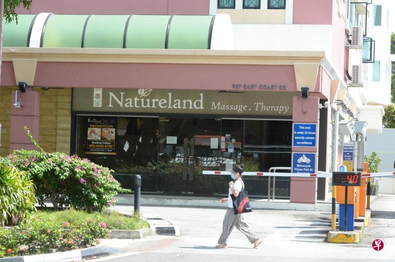 东海岸路的Natureland Spa(尚养生)分行出现六起病例,创办人吴月透露其中两人已出院,其余员工症状轻微。(潘丰源摄) 东海岸路的Natureland Spa(尚养生)分行出现六起病例,创办人吴月透露其中两人已出院,其余员工症状轻微。(潘丰源摄)