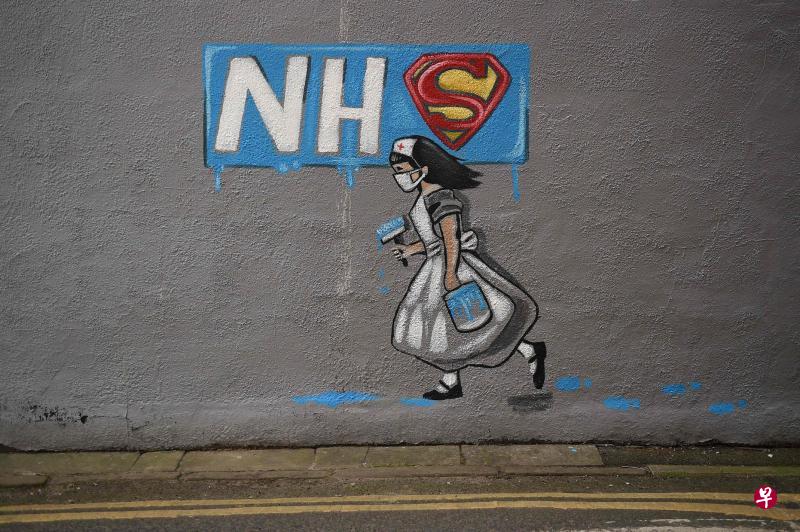 英国北部的街头涂鸦用超级女侠来表扬英国国家卫生署前线抗疫医护人员。(法新社) 英国北部的街头涂鸦用超级女侠来表扬英国国家卫生署前线抗疫医护人员。(法新社)