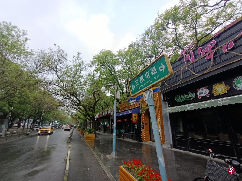 三里屯昔日热闹非凡的酒吧街冷冷清清,沿街的酒吧在疫情暴发后关闭,至今仍未获准营业。(杨丹旭摄) 三里屯昔日热闹非凡的酒吧街冷冷清清,沿街的酒吧在疫情暴发后关闭,至今仍未获准营业。(杨丹旭摄)