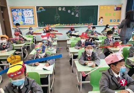 浙江杭州小学生昨天头戴“一米帽”上学。(微博图片) 浙江杭州小学生昨天头戴“一米帽”上学。(微博图片)