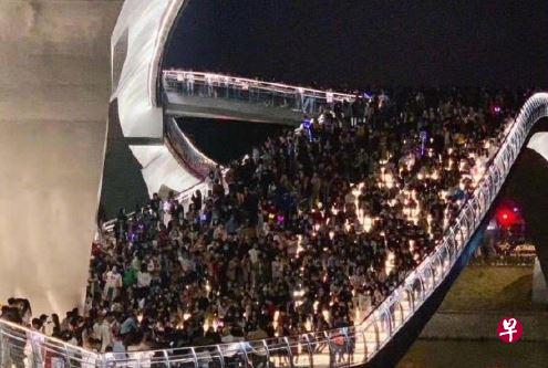 成都五岔子大桥在社交媒体走红,吸引众人参观游览,前晚人群密集。(微博图片) 成都五岔子大桥在社交媒体走红,吸引众人参观游览,前晚人群密集。(微博图片)