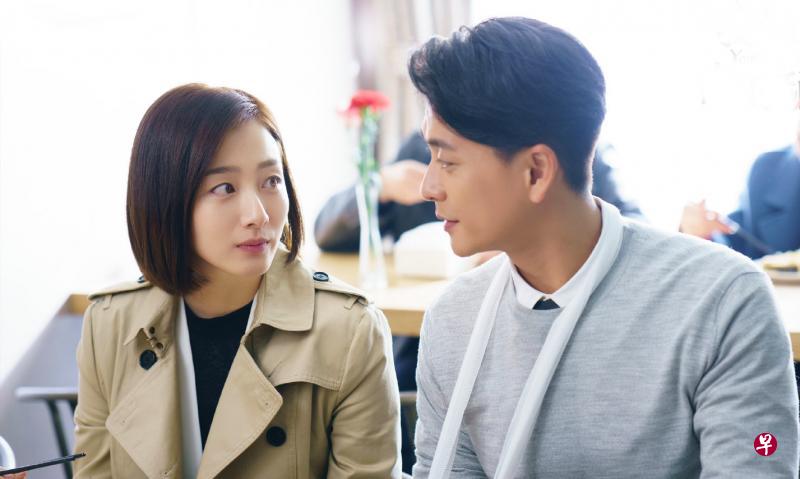 黄宗泽(右)演法医中心主检法医,原本对叶青演的实习法医心怀偏见,共事后渐生情愫。(互联网) 黄宗泽(右)演法医中心主检法医,原本对叶青演的实习法医心怀偏见,共事后渐生情愫。(互联网)