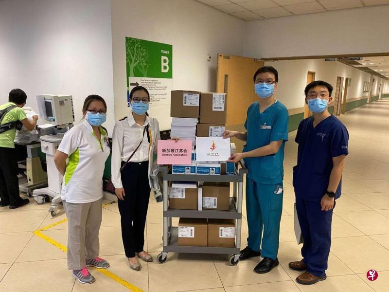 新加坡江苏会捐赠3000个N95口罩给邱德拔医院。（受访者提供）