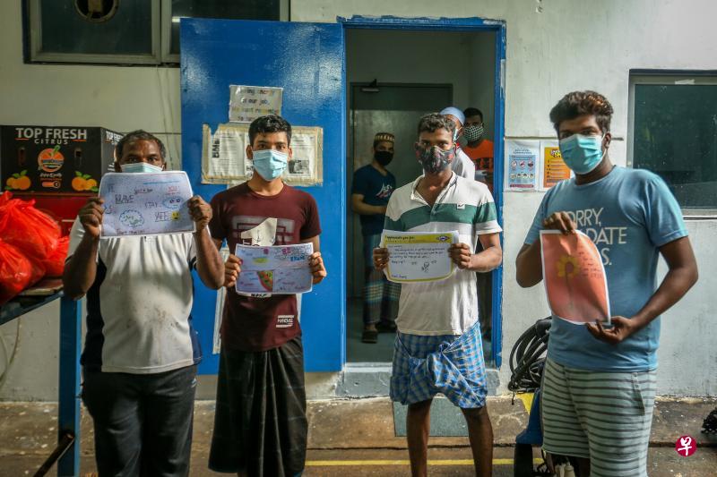 住在大士一带宿舍的客工日前收到小学生的窝心祝福,学生通过自制卡片为客工加油打气。(叶振忠摄) 住在大士一带宿舍的客工日前收到小学生的窝心祝福,学生通过自制卡片为客工加油打气。(叶振忠摄)