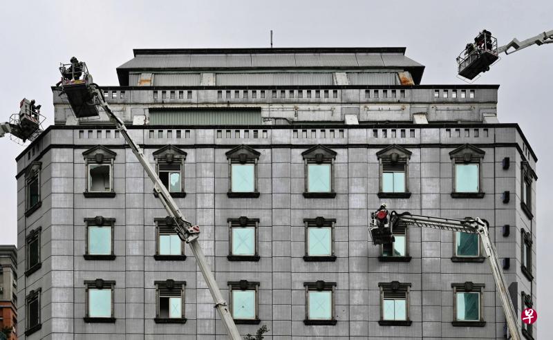 消防人员分别乘坐云梯上高楼层解救受困民众。(法新社) 消防人员分别乘坐云梯上高楼层解救受困民众。(法新社)