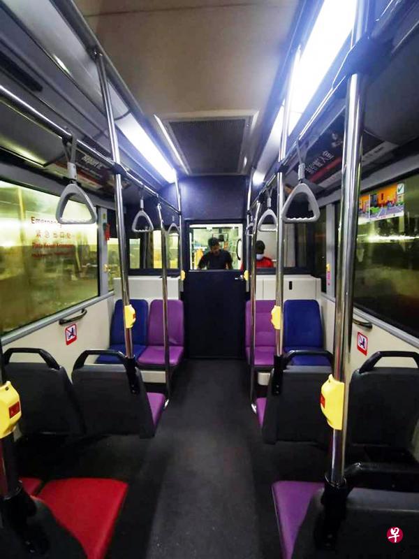 改造后的巴士分成两个车厢,巴士车长在前面的车厢,后边车厢则用来载病患,避免交叉感染。(取自何晶面簿) 改造后的巴士分成两个车厢,巴士车长在前面的车厢,后边车厢则用来载病患,避免交叉感染。(取自何晶面簿)